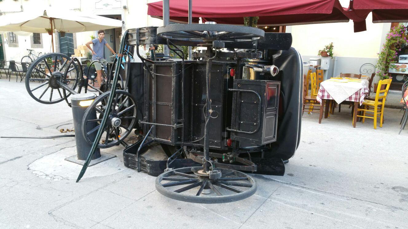 La carrozza ribaltata sulle mura di Lucca