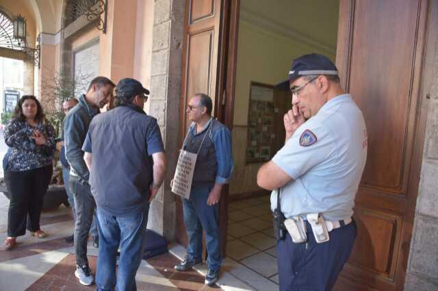 Si incatena alle porte del Comune