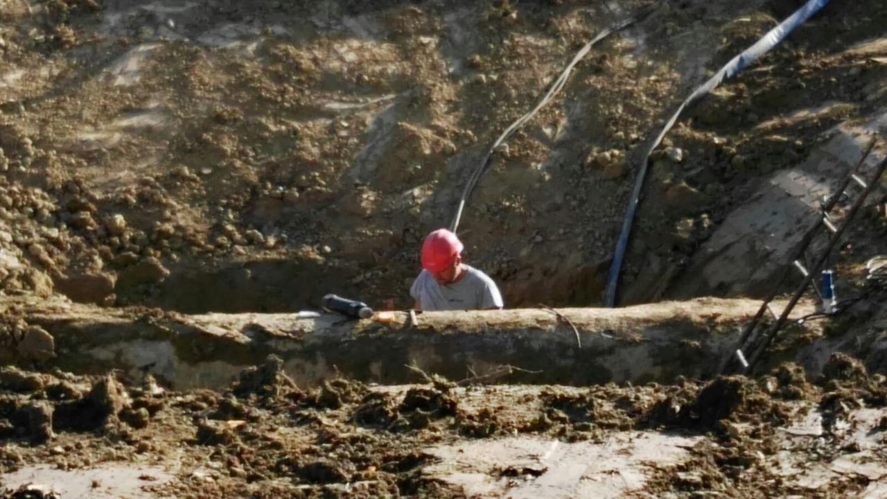 Un operaio di Publiacqua impegnato a riparare il tubo in via Gagarin