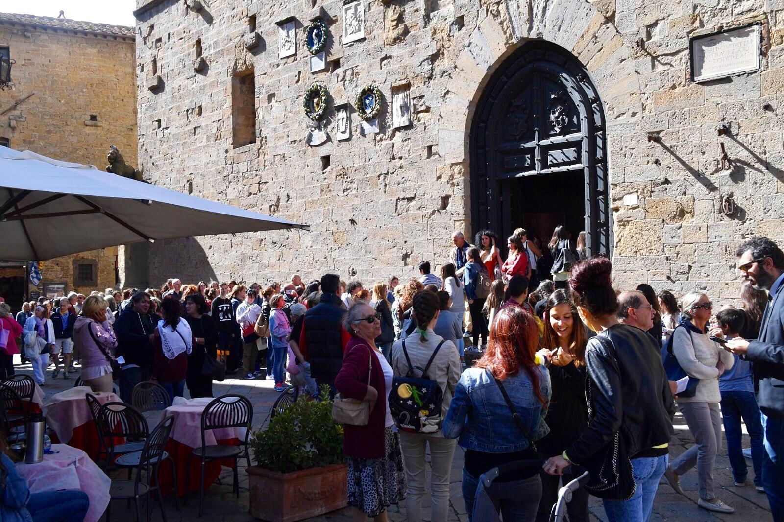 La lunga fila di aspiranti comparse per "I Medici" (foto di Franco Silvi)
