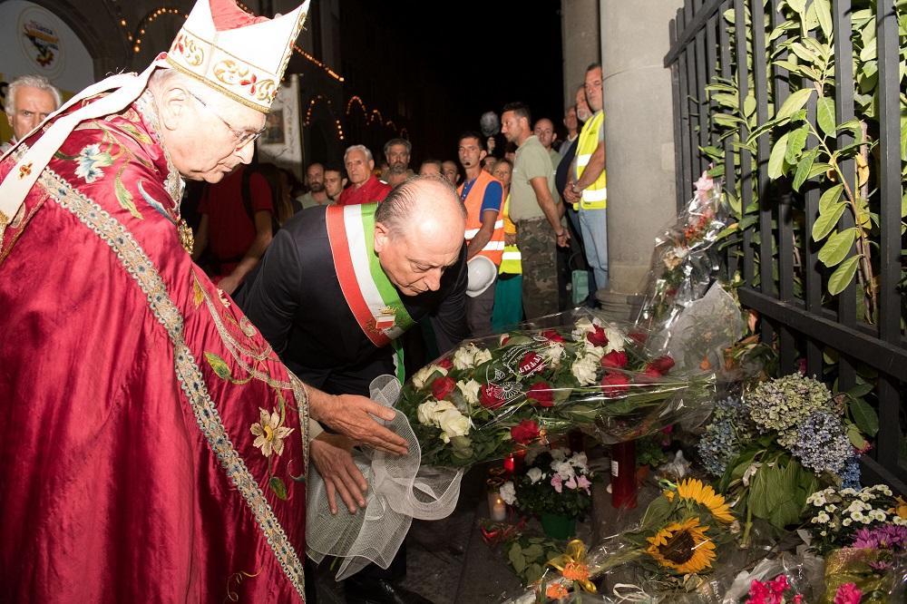 Il vescovo e il sindaco rendono omaggio ai due morti (Foto Sernacchioli)