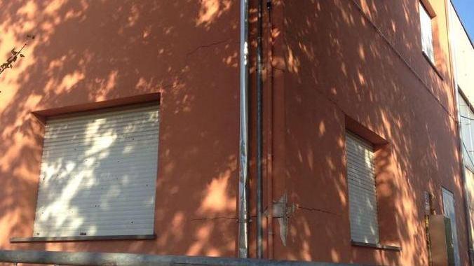 Crepe nei muri: bocciodromo inagibile a Soliera