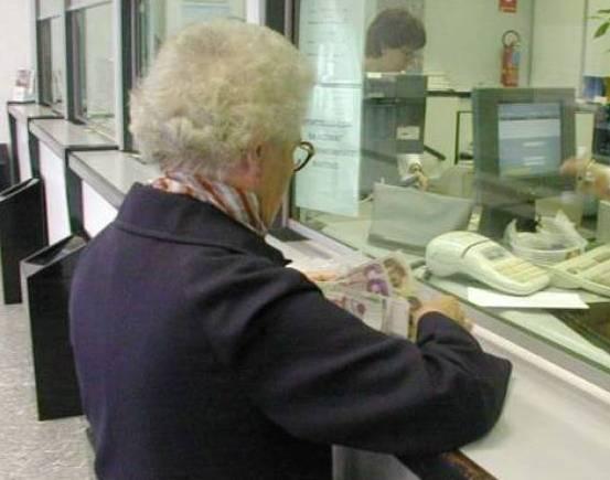 Cassiera sventa truffa ad anziana 