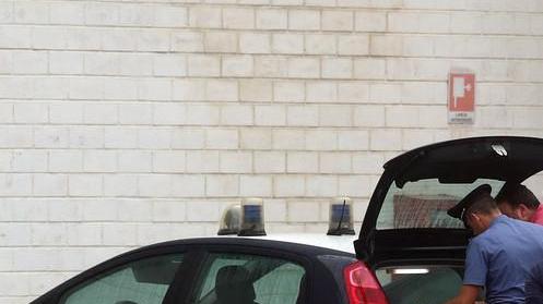 Ragazzino trovato a viaggiare con coltello e tenaglia