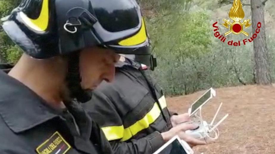 I vigili del fuoco comandano le ricerche del drone