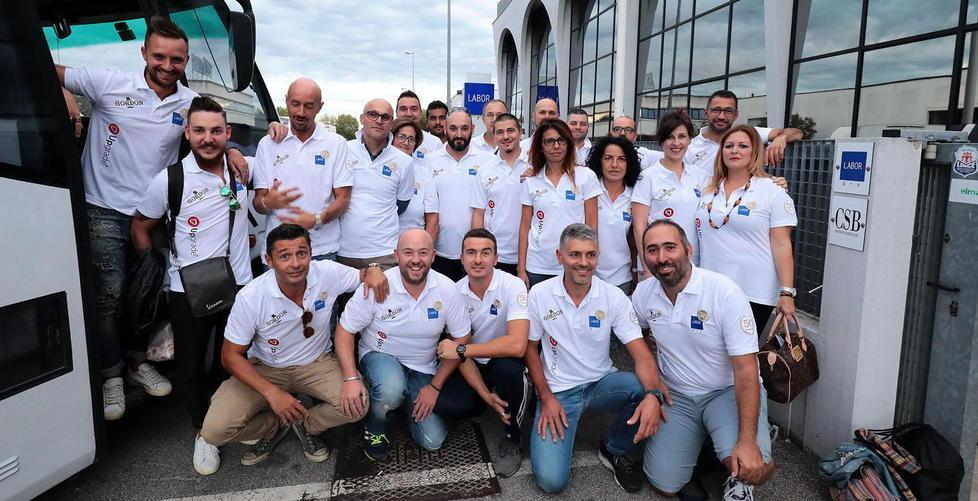 La partenza da via Giuntini: Simone Bruccoleri (il primo accosciato a sinistra) e Claudio (appoggiato al cancello a destra), con i dipendenti