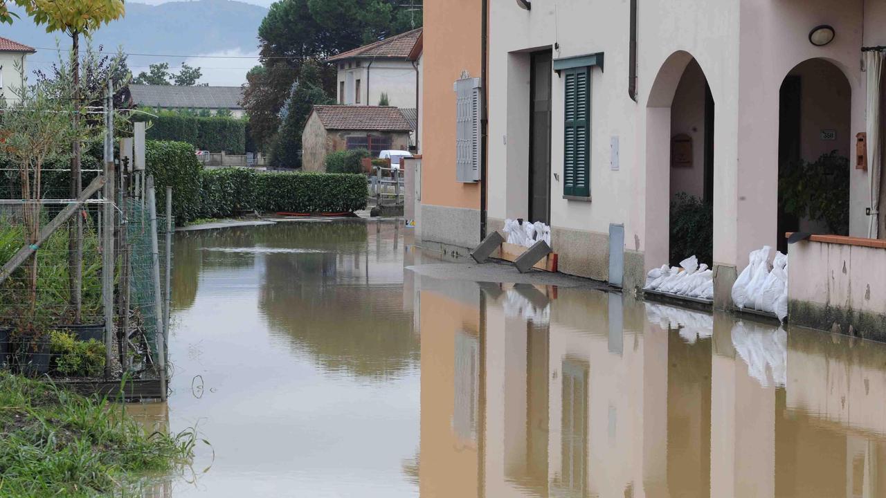 Sacchi agli ingressi delle case a Badia a Pacciana (foto d'archivio)