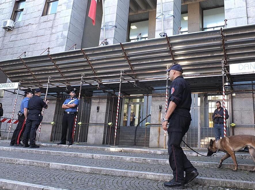 «Spogliati o ti butto nel fiume, così mi picchiava e violentava» 