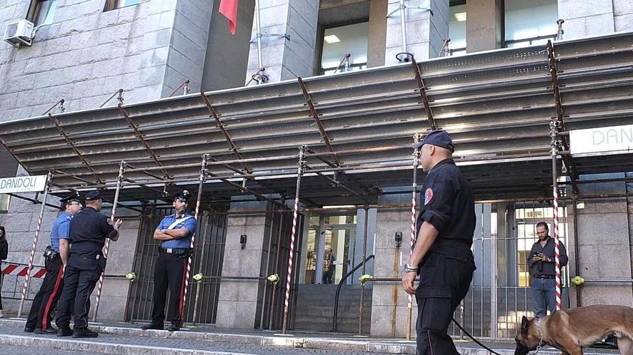 «Spogliati o ti butto nel fiume, così mi picchiava e violentava»