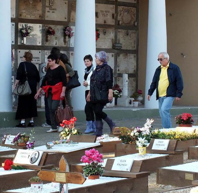 Al lavoro per sistemare le tombe 