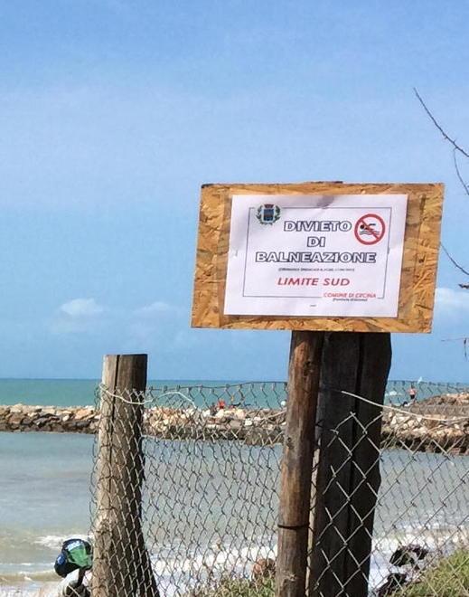 Litorale segnato dai divieti di balneazione