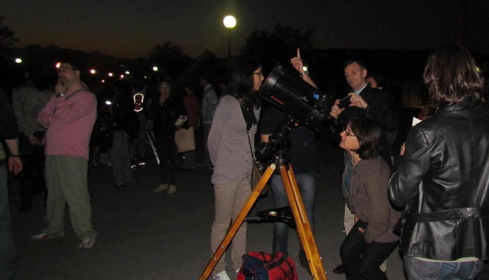 In piazza Bovio con gli astrofili a guardare le stelle