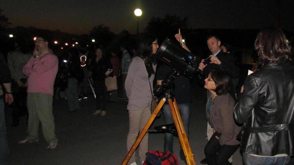 In piazza Bovio con gli astrofili a guardare le stelle