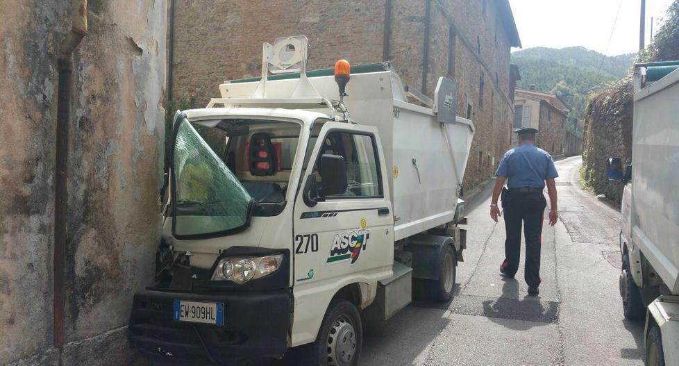 Operatore di Ascit investito dal mezzo senza freno a mano 