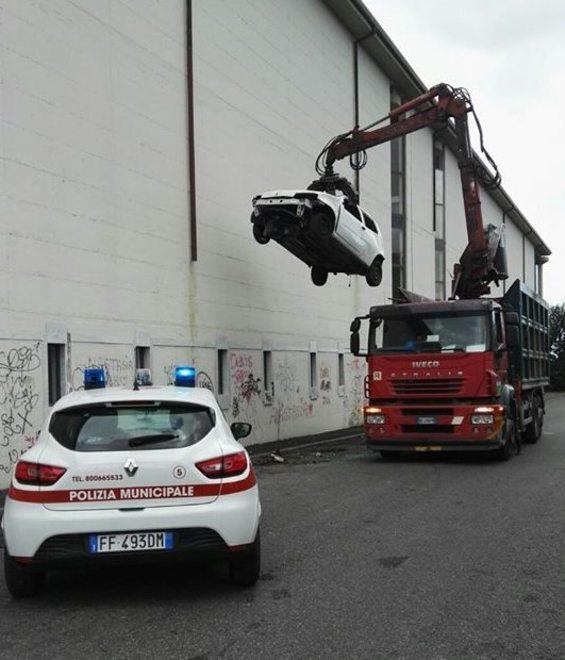 Rimosse tre autovetture abbandonate al cimitero del Mirteto