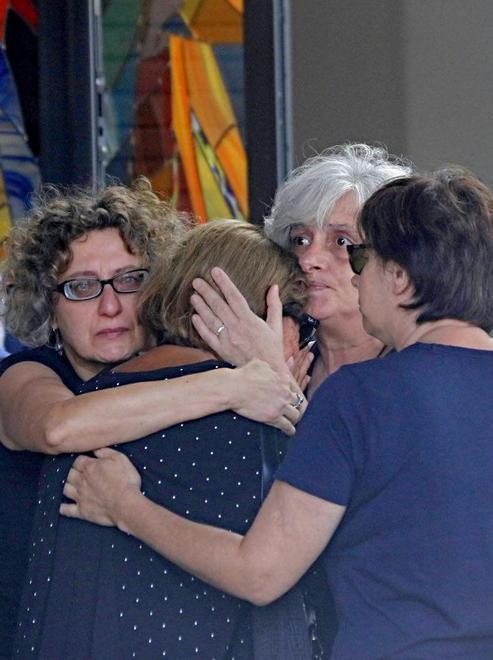 Alluvione di Livorno, i funerali delle vittime: abbracci, dolore e una famiglia a pezzi. «Serenità travolta» 