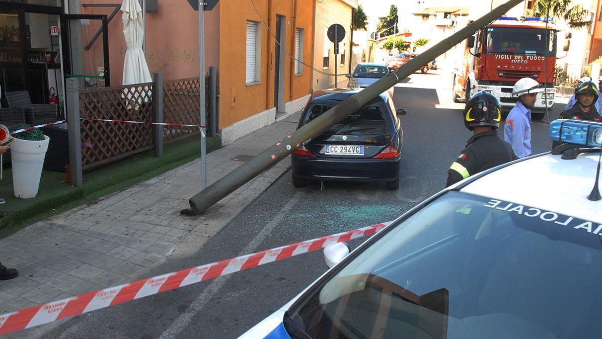 Palo della luce crolla su un’auto