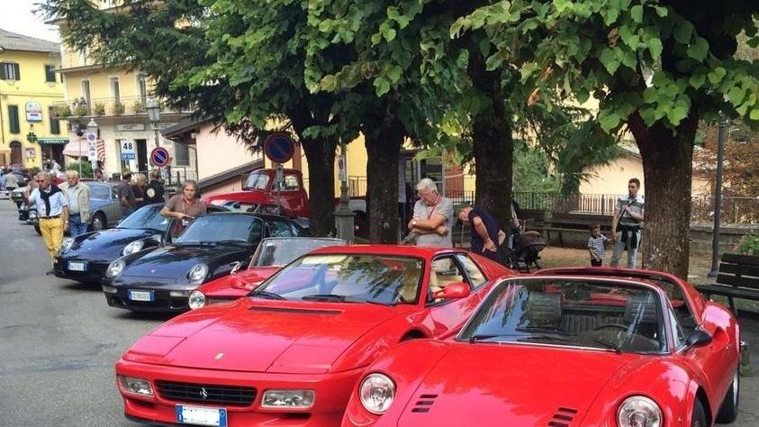 Passerella vintage di auto d'epoca a Montecreto