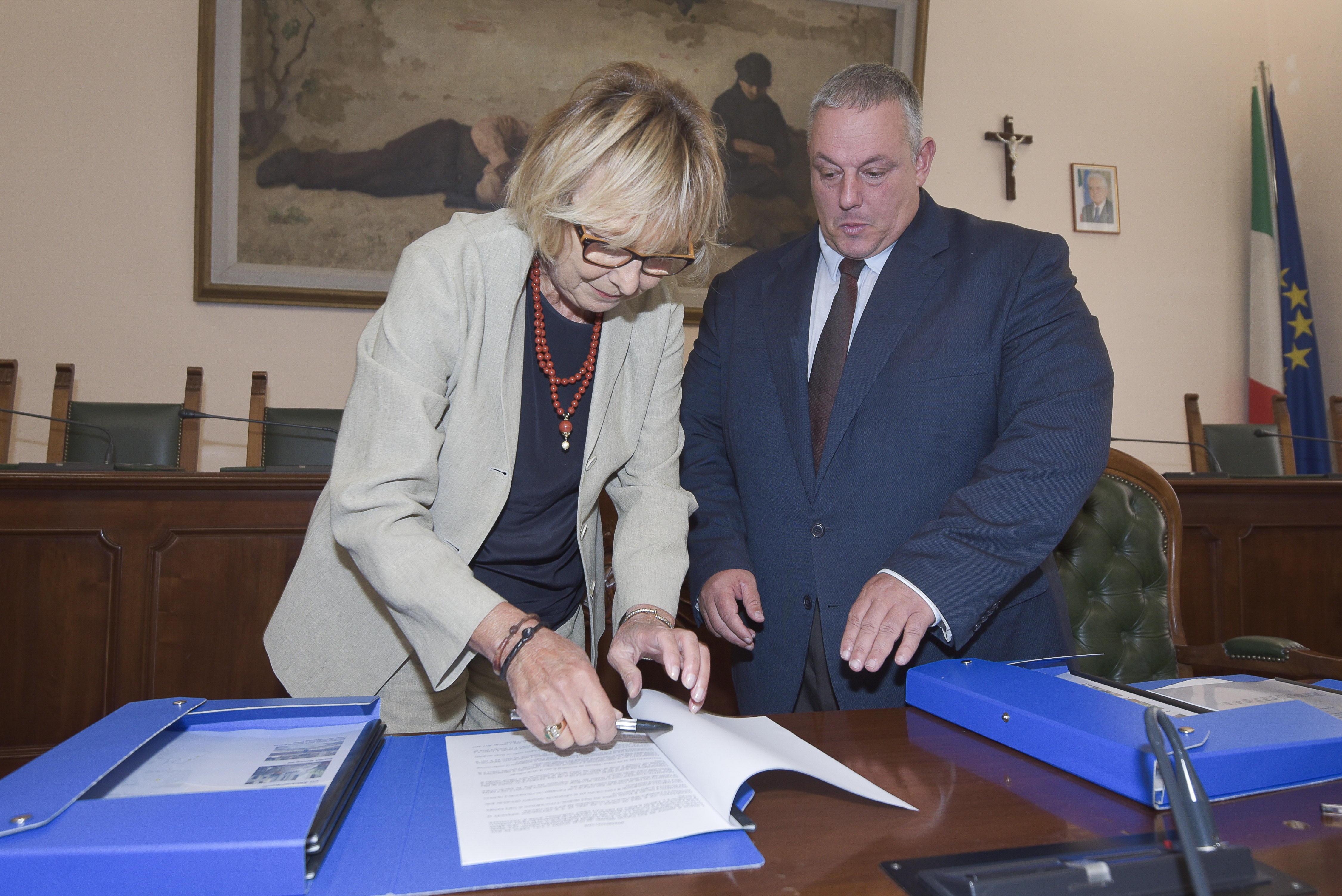 La soprintendente Anna Di Bene e il sindaco Antonfrancesco Vivarelli Colonna firmano il protocollo (foto Agenzia Bf)