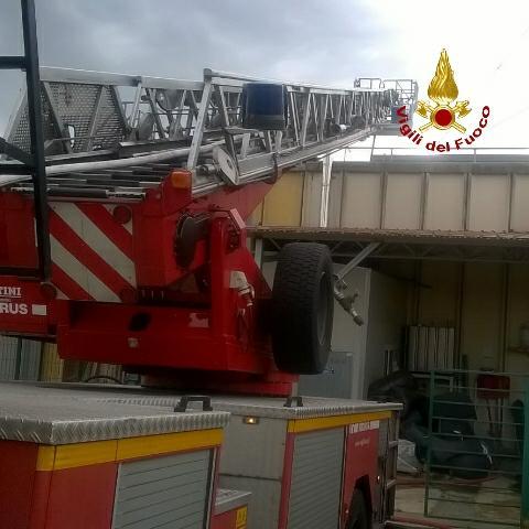 I vigili del fuoco nella rifizione Fiorentina in via Gora del Pero