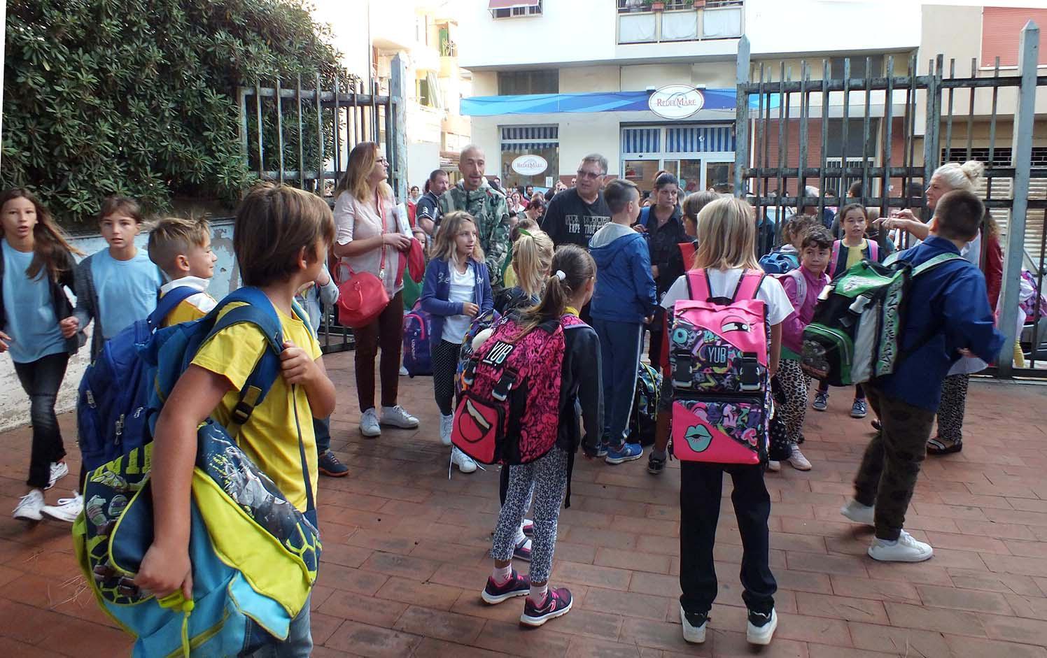 Bambini all'entrata a scuola (foto Paolo Barlettani)