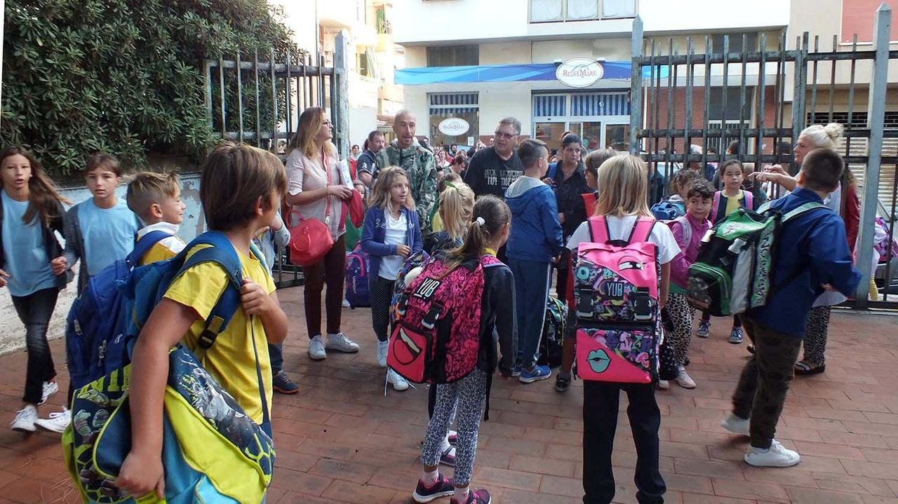 Bambini all'entrata a scuola (foto Paolo Barlettani)