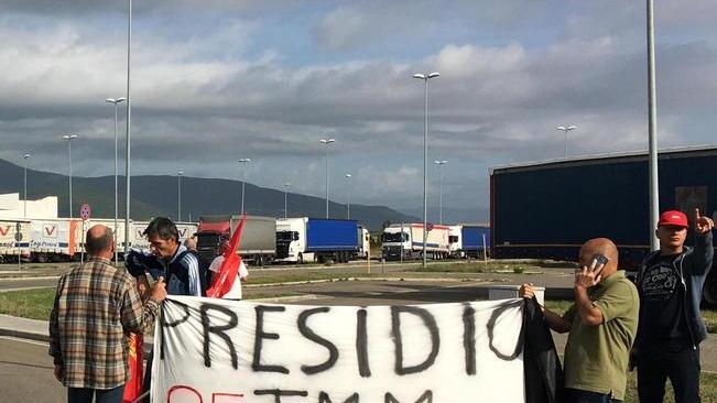 Da quaranta giorni operai Tmm in presidio. Bloccati camion e tir