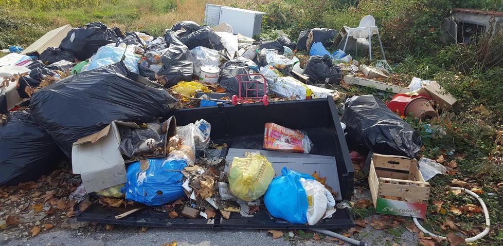 Vernici, frigoriferi e gas: «La discarica è pericolosa» 