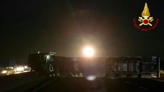 Modena, code di 6 chilometri in A1 per camion ribaltato 