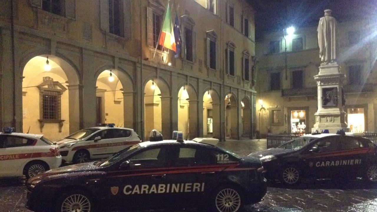 Le auto della Polizia municipale e dei carabinieri in piazza del Comune