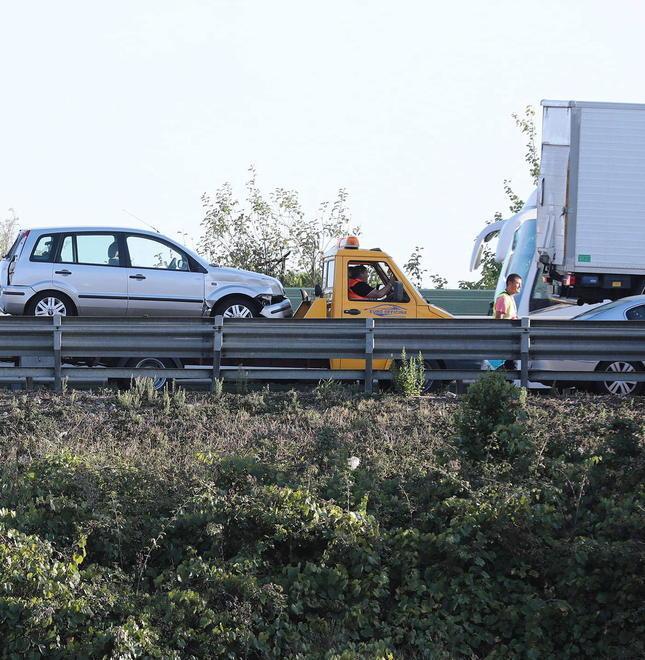 Si ribalta con l’auto lungo la Sgc code e disagi