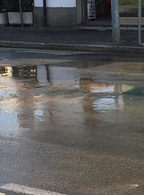 Si rompe un tubo, chiamano i carabinieri