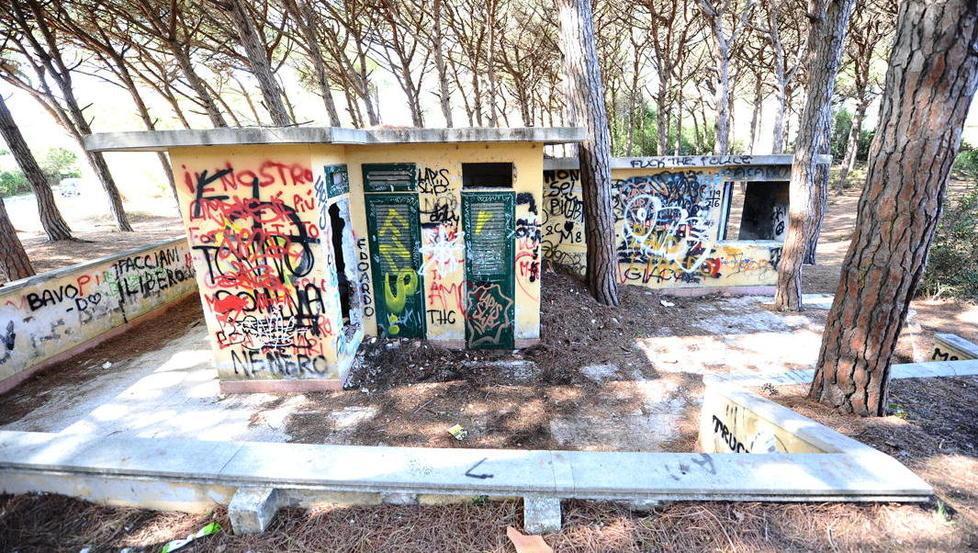 Si abbattono gli ex bagni il Comune si arrende 