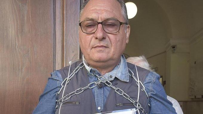 Falzea si incatena alle porte del municipio