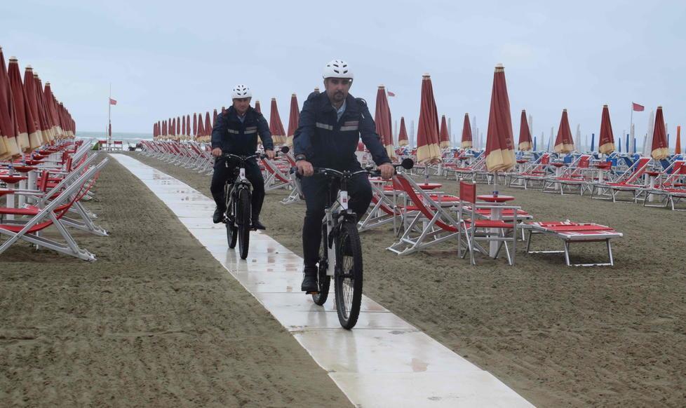 I balneari regalano due bici ai vigili