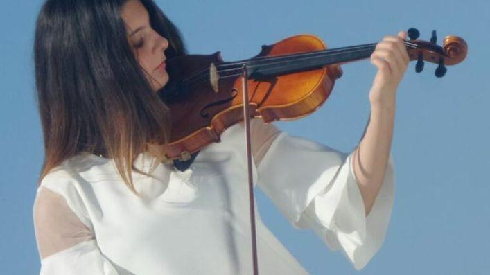 Erika: un violino e una cover di Arisa per Area Sanremo