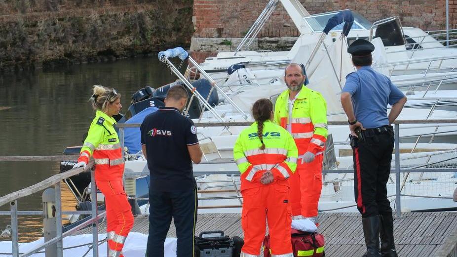 Scivola nei fossi e muore annegato