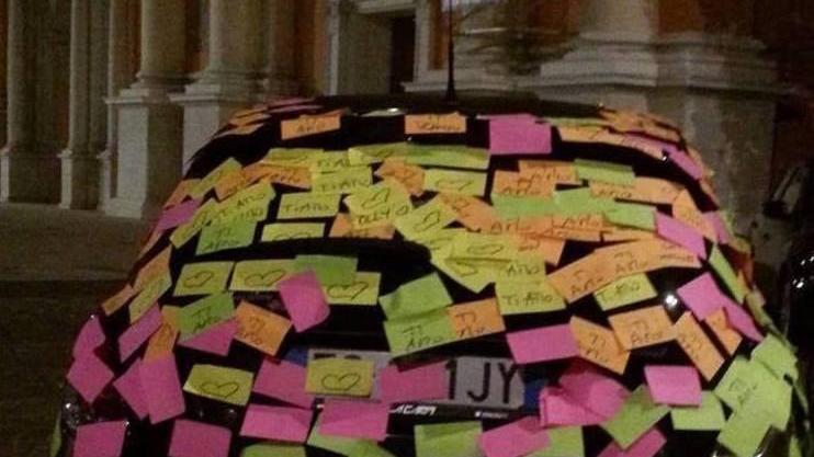 Sorpresa notturna: auto tappezzata dai post-it d’amore