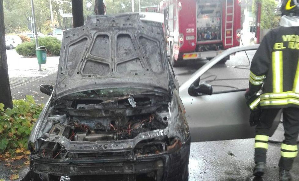 Auto in transito avvolta dalle fiamme