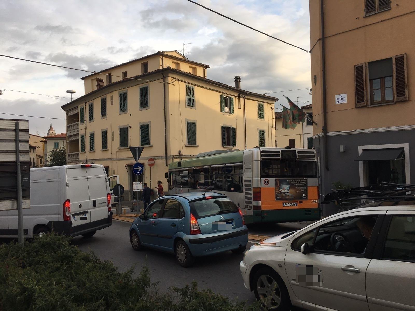 Autobus guasto sull'Arca, traffico nel caos