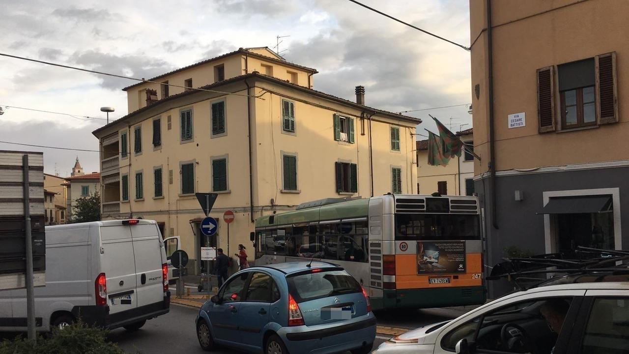 Autobus guasto sull'Arca, traffico nel caos