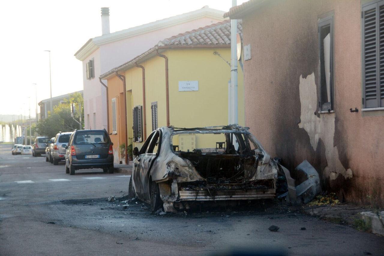 Mercedes incendiata in via Tintoretto a Olbia