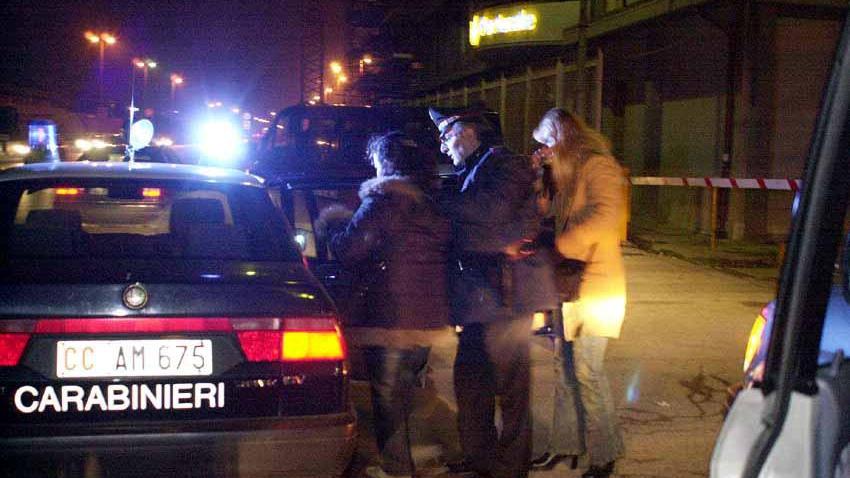 I carabinieri controllano alcune trans (foto d'archivio)