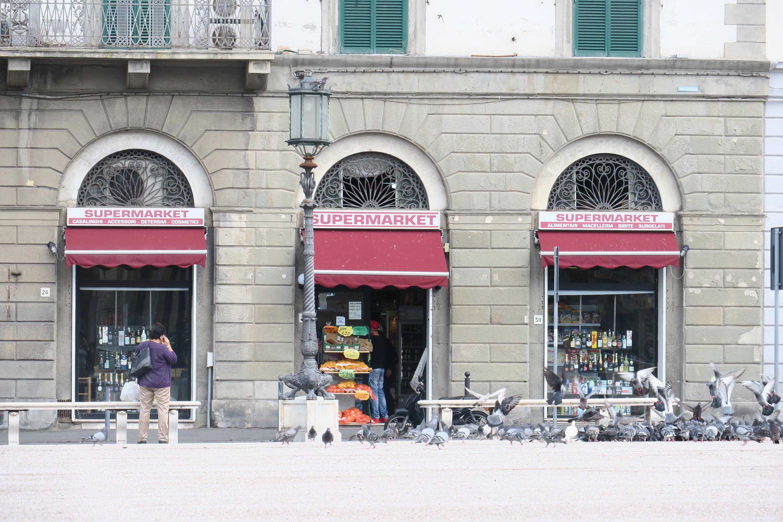 Il supermarket di piazza della Repubblica chiuso per 10 giorni dalla questura (Repetti/Pentafoto)