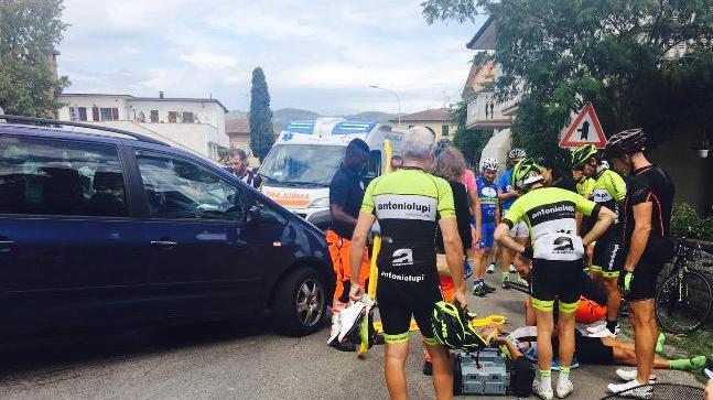 I soccorsi a uno dei feriti