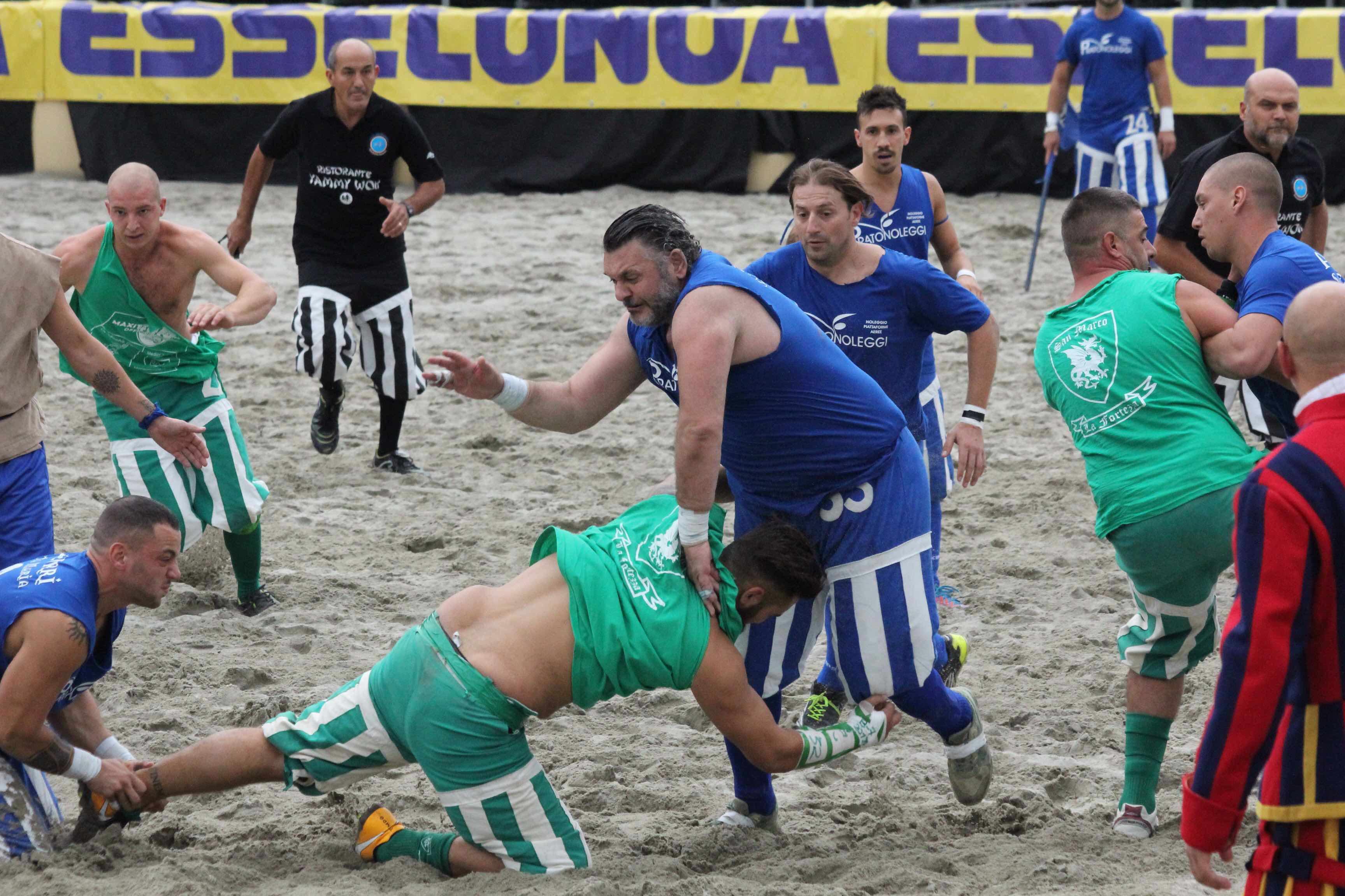 Un momento della sfida fra Verdi e Azzurri (Foto Batavia)