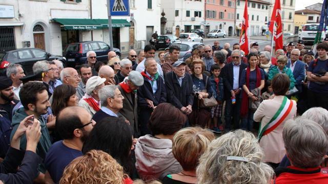 Un momento dell'inaugurazione della stele in memoria di Remo e Rina