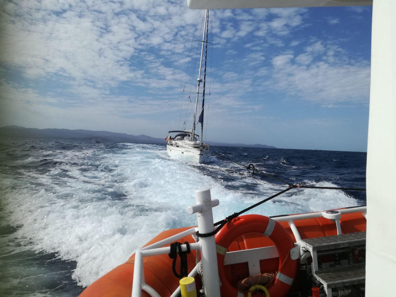 La Maddalena, la capitaneria mette in salvo barca con bimbo di 4 mesi a bordo 