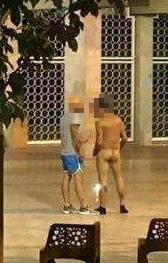 Botte e poi si spoglia nudo in piazza 