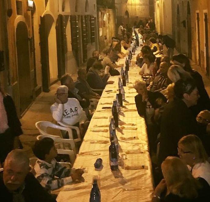 Cena per la fiera sulla via del paese